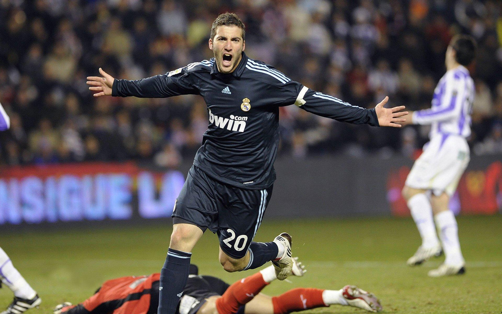 托纳利泪洒圣西罗,安切洛蒂动情回应,足球与救赎的重量